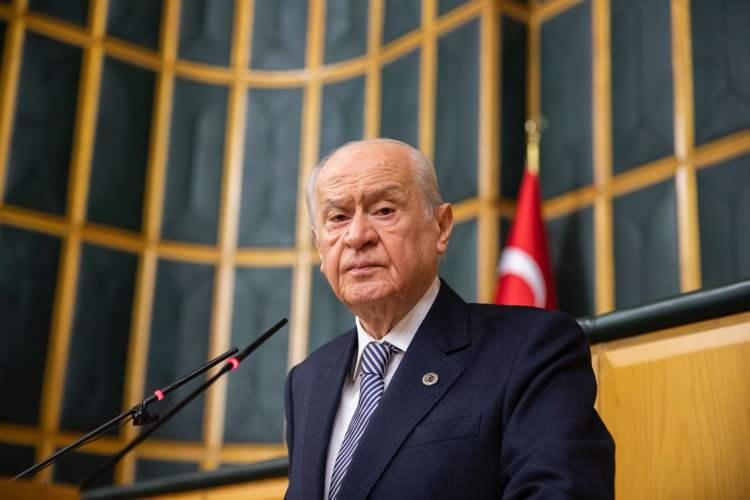 <p><strong><span style="color:rgb(178, 34, 34)">SÜREÇ NASIL BAŞLADI?</span></strong></p>
<p> </p>
<p>MHP Genel Başkanı Devlet Bahçeli, 22 Ekim'de partisinin grup toplantısında <strong>"Teröristbaşının tecridi kaldırılırsa, gelsin TBMM DEM Parti grup toplantısında konuşsun. Terörün tamamen bittiğini ve örgütün lağvedildiğini haykırsın."</strong> dedi.</p>
