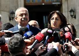 <p>Bakırhan konuşmasında, <strong>"2025 yılında, Cumhuriyetin 103. yılında yeni bir başlangıç yapabiliriz. Bu Meclis, Demokratik Cumhuriyetin kuruculuğunu üstlenme şansına sahiptir. 85 milyonun kendisini ait hissedeceği bir ülkeyi var etme onuru bu Meclis'e ait olsun"</strong> ifadelerini kullandı.</p>
<p>27 Aralık 2024'te Adalet Bakanı Tunç, DEM Parti'nin talebine olumlu yanıt verdi. DEM Parti'nin PKK elebaşı Öcalan ile ilk görüşmesi 28 Aralık Cumartesi, ikinci görüşmesi ise 22 Ocak Çarşamba günü yapıldı.</p>