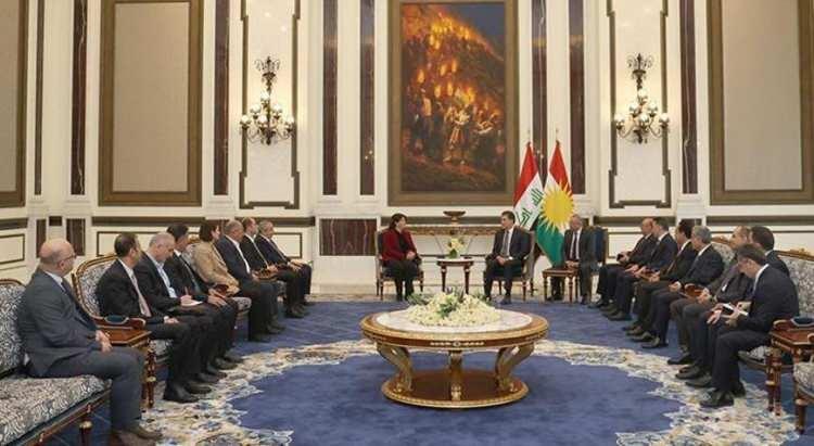 <p>Ardından DEM Pearti heyeti, partileri ziyaret etti. Heyet,16 Şubat Pazar günü Erbil'de Irak Kürt Bölgesel Yönetimi Başkanı Neçirvan Barzani ve Irak'taki Kürdistan Demokrat Partisi Başkanı Mesut Barzani ile görüştü.</p>