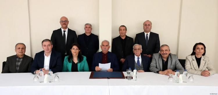 <p>Ardından Öcalan'la bir görüşme daha yapan DEM Parti heyeti, İmralı Adası'ndaki görüşmenin ardından bir açıklama yaparak Öcalan'ın mesajını okudu.</p>
<p>Öcalan mesajında <strong>"Silah bırakma çağrısında bulunuyor ve bu çağrının tarihi sorumluluğunu üstleniyorum." </strong>ifadelerini kullandı. Açıklama öncesi Öcalan'ın İmralı Adası'nda çekilen son fotoğrafı da paylaşıldı.</p>