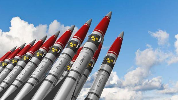 <p><strong>TÜRKİYE'DE NÜKLEER SİLAH VAR MI?</strong></p>
<p> </p>
<p>NATO’nun nükleer caydırıcılık stratejisi kapsamındaki nükleer paylaşım, nükleer silaha sahip olmayan NATO üyelerinin, bu silahlara sahip NATO ülkelerinin nükleer silahlarını kendi topraklarında barındırmasını ifade ediyor.</p>