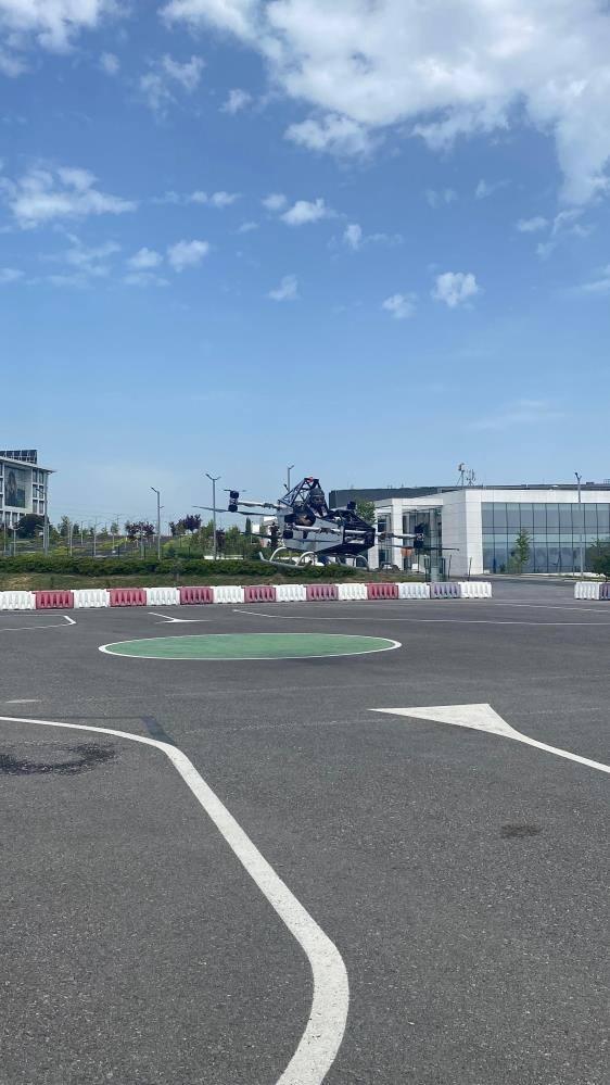 <p>"Bunu petrollü de yapabilirdik ve böylelikle uçuş mesafemizi 50 kilometreden, yani her şarjda 50 kilometreden, 150 kilometreye çıkartabilirdik. Bugün de yapabiliriz onu ancak batarya teknolojileri de hızlı bir şekilde ilerliyor. </p>