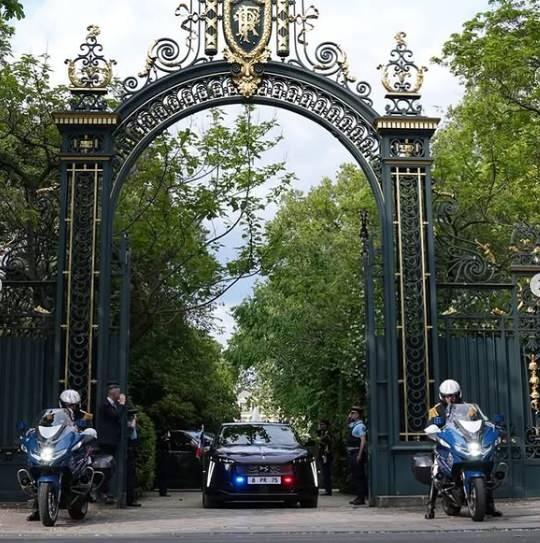 <p>DS Automobiles tarafından 8 Mayıs Zafer Günü'ne özel üretilen bu yeni model, Fransa halkına yakınlığı temsil eden bir tasarım anlayışıyla hazırlandı.</p>
