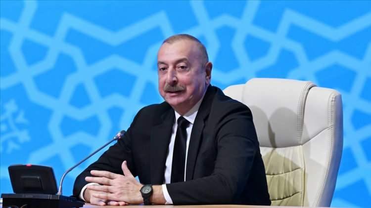 <p>AZERBAYCAN'DAN PAKİSTAN SALDIRILARINA KINAMA</p>

<p><br />
Azerbaycan Dışişleri Bakanlığı, Hindistan'ın Pakistan'a gerçekleştirdiği saldırıları kınadı.<br />
Hindistan ve Pakistan arasındaki gerginlik tırmanıyor. Hindistan'ın Pakistan'a yönelik gerçekleştirdiği hava saldırılarında 26 sivilin hayatını kaybetmesi ve 46 kişinin yaralanması Azerbaycan tarafından kınandı. Azerbaycan Dışişleri Bakanlığı tarafından yapılan açıklamada, Hindistan ile Pakistan arasındaki gerilimin daha da artmasından duyulan endişe dile getirildi. </p>
