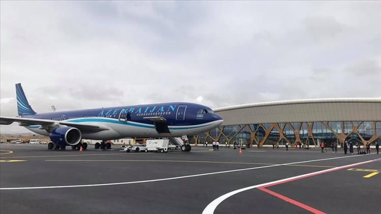 <p>AZERBAYCAN HAVA YOLLARI, MUMBAİ ŞEHRİNE OLAN SEFERİNİ ERTELEDİ</p>
<p><br />
Azerbaycan Hava Yolları'nın (AZAL) Bakü'den Hindistan'ın Mumbai kentine yapması planlanan J2-059 sefer sayılı uçuşu Pakistan üzerindeki hava sahasının kapalı olması nedeniyle ertelendi. AZAL'dan yapılan açıklamada, uçuş güvenliği gözetilerek durumun yakından takip edildiği ve yolcuların herhangi bir gelişme olması halinde bilgilendirileceği belirtildi.</p>
<p> </p>