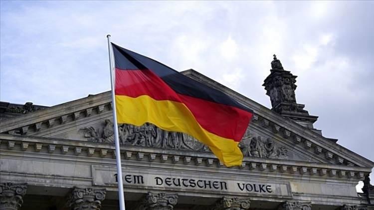 <p>Gerilimin tırmandırılmasının engellenmesi ve sivillerin korunması gerektiği vurgulanan açıklamada, Almanya’nın Hindistan ve Pakistan ile temasta olduğu aktarıldı. Açıklamada, durumun yakından takip edildiği ve Alman hükümetinin kriz masasının bugün Dışişleri Bakanlığında toplanacağı ifade edilerek bölgede bulunan Almanlardan, Bakanlığın seyahat ve güvenlik tavsiyelerine uymaları ve "krisenvorsorgeliste.diplo.de" adresindeki bilgilerini güncel tutmaları istendi.</p>