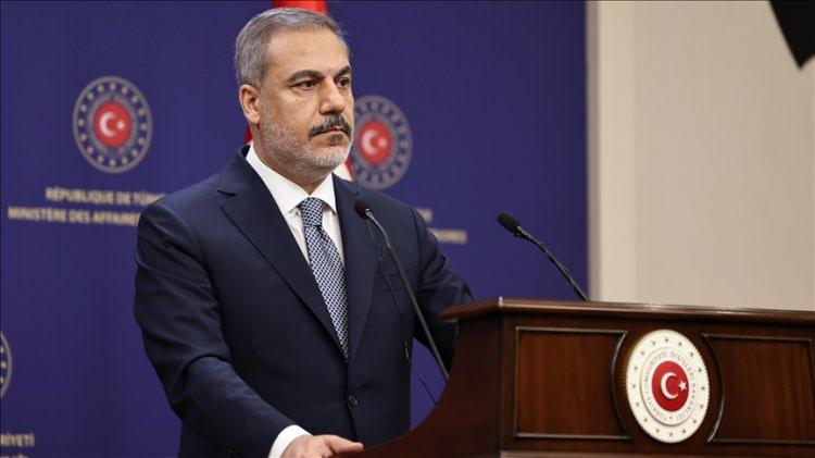 <p>"SİVİLLERİ HEDEF ALAN SALDIRILARI KINIYORUZ"</p>
<p>Dışişleri Bakanlığı da bugün erken saatlerde yazılı bir açıklama yaptı.</p>
<p>Pakistan ile Hindistan arasında yaşanmakta olan gelişmeleri endişeyle takip ettiklerini bildiren Bakanlık, "Dün akşam (6 Mayıs) Hindistan tarafından düzenlenen saldırı topyekun bir savaş riskini ortaya çıkarmıştır. Bu tür kışkırtıcı adımları ve siviller ile sivil altyapıyı hedef alan saldırıları kınıyoruz" dedi.</p>