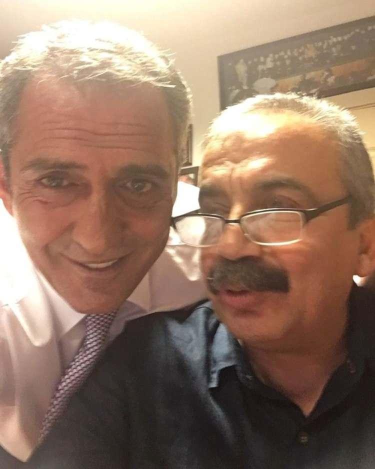 <p><strong>YAVUZ BİNGÖL</strong></p>
<p>"Üç kuruşluk dünya. Bunu bilerek yaşardı Sırrı. Bırakın insanın insana kıymasını, kimsenin kalbini kırmaz, üzmezdi. Konuştu mu kitabın ortasından konuşurdu. Tüm güzellikleri, iyilikleri kendine toplamıştı. Barışa ömrünü vermişti. Sırrı'ya kalsa bütün gözyaşlarını kirpiklerden toplamak, bütün silahları bir meydanda yakmak, bütün acıları aşka çevirmek isterdi... Güzel adamdı, iyi adamdı, iyi bir dost, ahde vefası yüksek. Kısacası insandı. Çok üzgünüm. Onu çok ama çok özleyeceğim. Mekânı cennet olsun. Allah rahmet eylesin... Can dostum. Beni kim arayacak gece yarıları, kime türkü söyleyeceğim?"</p>