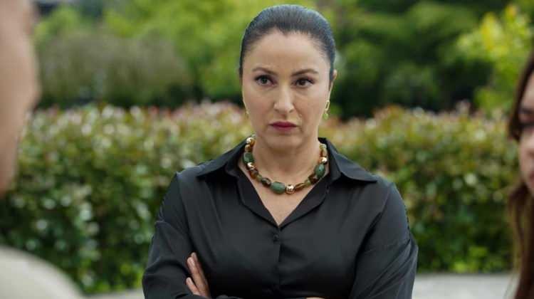 <p><span style="color:rgb(128, 0, 0)"><strong>BABA DİYE SEVMEK ZORUNDA MIYIZ?</strong></span></p>
<p><span style="color:rgb(0, 0, 0)">İlerleyen süreçte yaşadığı duygusal çatışmalar nedeniyle yardım almak durumunda kaldığını belirten Şahinbaş, psikoloğuna sorduğu <em><strong>"Sırf anne diye ya da sırf baba diye sevmek zorunda mıyız? Böyle hissetmediğim için huzursuzluk duyuyordum. Sanki bir şeyler ters gibi geliyordu."</strong></em> sorusunu sorduğunu belirtti.</span></p>