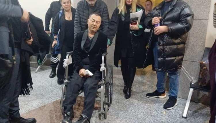 <p><span style="color:rgb(128, 0, 0)"><strong>HASTALIĞI İLERLEMİŞTİ</strong></span></p>
<p><span style="color:rgb(0, 0, 0)">Müzik dünyasına kazandırdığı eserlerle birçok kişinin beğenisini kazanan ünlü şarkıcı, ilerleyen hastalığı yüzünden ayakta duramayacak hale gelmişti.</span></p>