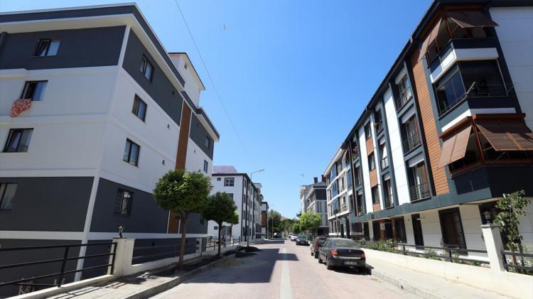 <p><strong>14- Otopark ve sığınak yapınca hak kaybı olur mu?</strong></p>
<p>Otopark ve sığınak alanları inşaat alanı metrekaresinin dışında tutulur.</p>