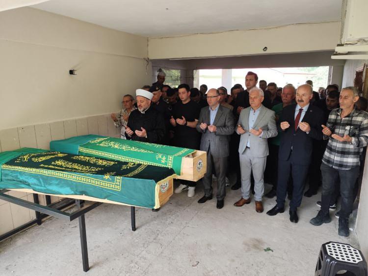 <p><span style="color:#A52A2A"><strong>DÜĞÜN HAZIRLIĞI YAPIYORDU </strong></span></p>
<p>Giresun Cumhuriyet Başsavcılığı tarafından olayla ilgili soruşturma sürerken, bir süre önce eşinden boşanan <strong>Yonca Çavuş’un, 1’i engelli 2 çocuk annesi olduğu;</strong> kardeşi Rana Çavuş Gökçin’in ise resmi nikahlı eşi astsubay Yusuf Gökçin ile 1 ay sonra düzenlenecek düğünleri için hazırlık yaptıkları ortaya çıktı.</p>