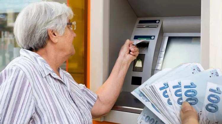 <p>Yüzde 12.29 oranındaki zamma göre polis 66 bin 151 lira, öğretmen 59 bin 409 lira, uzman doktor 122 bin 537 lira, hemşire 60 bin 5 lira maaş alacak. Maaşlar memurların derecesine, öğrenim durumuna, çalıştıkları bölgeye, çocuk sayısına göre değişiyor.</p>