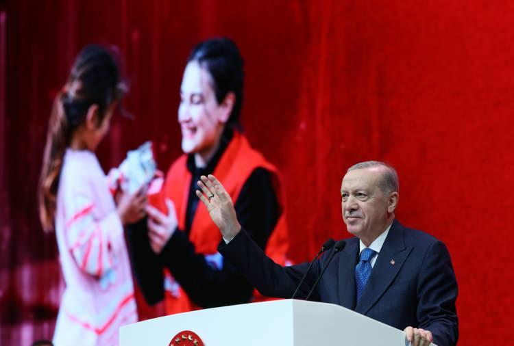 <p><span style="color:#800000"><strong>"157 YILLIK MERHAMET ÇINARI KIZILAY"</strong></span></p>
<p><span style="color:#000000">Cumhurbaşkanı Recep Tayyip Erdoğan, kurul konuşmasında; 157 yıllık merhamet çınarı Kızılay'ın dallarını dört bir yana uzatan, iyilik ve hayırda yarışan, bir yarayı daha sarmak için koşanlara teşekkür etti.</span></p>