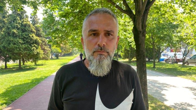 <p><span style="color:#A52A2A"><strong>"ÇOK SEVİLEN BİRİYDİ"</strong></span></p>
<p>Muhammet A'nın eniştesi Abdullah Uzunoğlu, olayın sebebinin miras meselesi olmadığını söyleyerek şunları anlattı: </p>
<p> </p>
<p><strong>"Duyulan haberlerin aslı astarı yok çünkü Muhammet'in para, arsa, mal, mülk davasıyla işi olmaz. Çok da sevilen biriydi." </strong></p>