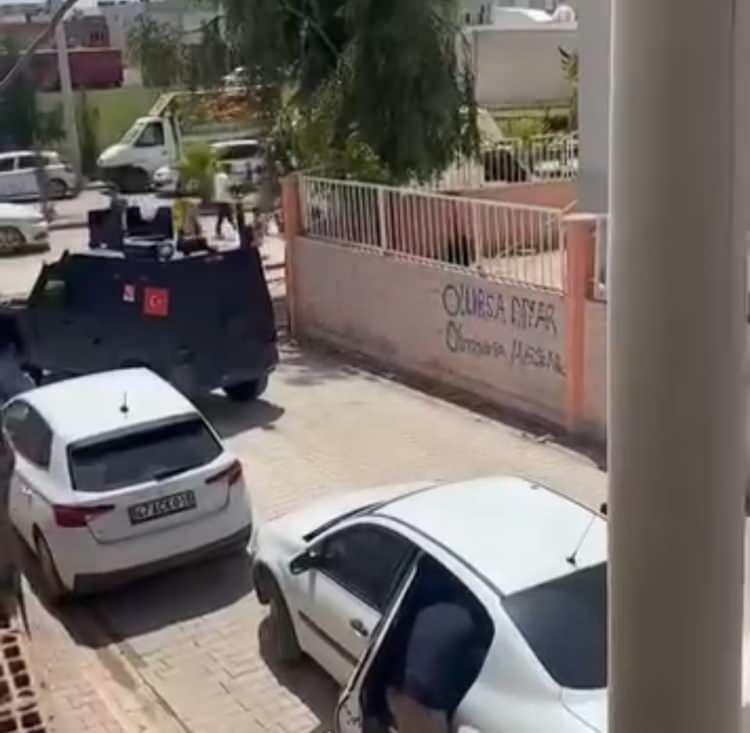 <p><strong>TÜM MÜDAHALELERE RAĞMEN KURTARILAMADI</strong></p>
<p>İhbarla bölgeye sağlık ve polis ekipleri sevk edildi. Ekiplerin ilk müdahalesinin ardından Kızıltepe Devlet Hastanesi'ne kaldırılan Yılmaz, doktorların tüm çabasına karşın kurtarılamadı.</p>