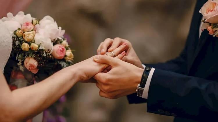 <p>Eşe 'Alo' diye hitap etmek, lakap takmak, eşin evlenmeden önceki gelir durumunu aşağılamak, kilo ile alay etmek, 'hey, hişt' demek ya da ıslık ile seslenmek, 'oğlum' şeklinde seslenmek, 'Ben evli insan olacak biri değilim' demek.</p>

<p> </p>
