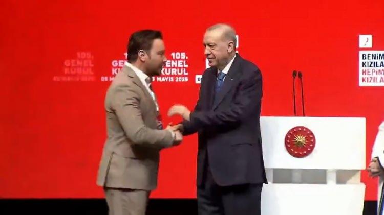 Cumhurbaşkanı Erdoğan'ın elini öptü! Sinan Akçıl'dan beğeni toplayan Kızılay bestesi