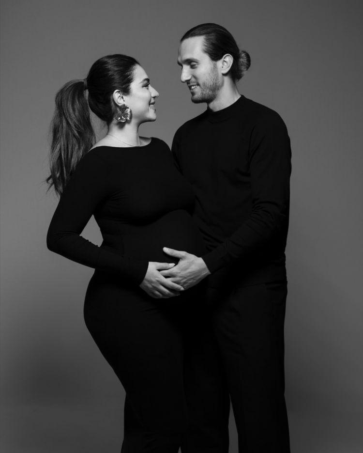 <p><span style="color:#000000">Paris'te sessiz sedasız bir nikah töreni ile evlenen çift kısa süre sonra da sevenlerine bebek müjdesini vermişti. </span></p>