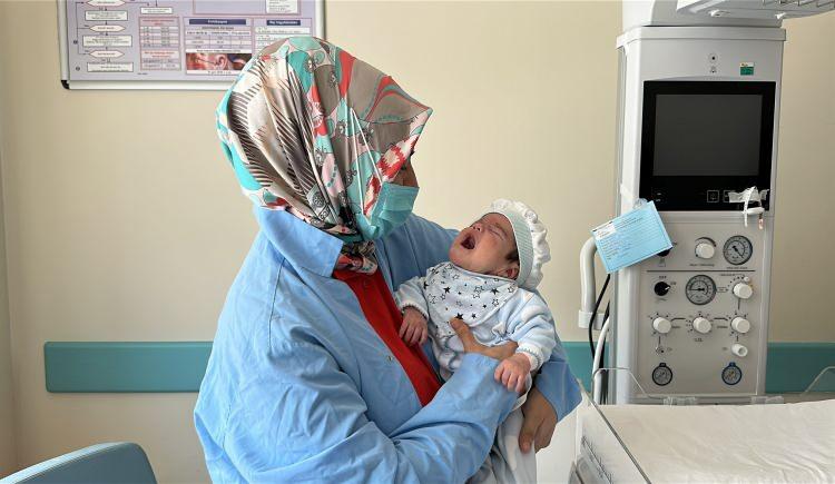 <p>Kütahya'da yaşayan Fatma Kara’nın hamileliğinin 32’nci haftasındaki doktor kontrolünde, bebeğinin boynunda nefes almasını engelleyen tümör olduğu tespit edildi. </p>