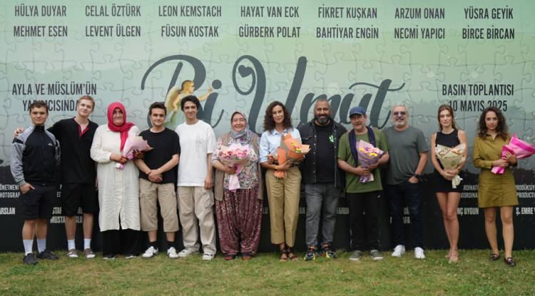 <p>"Bi Umut" filminde Gülsüm Kabadayı'yı usta oyuncu Hülya Duyar, felçli Umut'u ise Rus oyuncu Leon Kemstach canlandırıyor.</p>