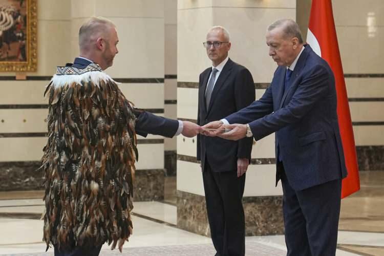 <p>Cumhurbaşkanlığı Külliyesi'ndeki kabulde Yeni Zelenda Büyükelçisi Greg David Lewis, Angola Büyükelçisi Joao Salvador Dos Santos Neto ve ABD Büyükelçisi Thomas Joseph Barrack Jr, Cumhurbaşkanı Erdoğan'a güven mektuplarını sundu.</p>
