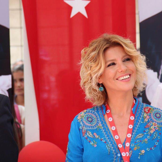 <p><span style="color:#800000"><strong>PROJELERİNE DEVAM EDİYOR</strong></span></p>
<p><span style="color:#000000">Ünlü şarkıcı Gülben Ergen, uzun yıllardır, kurucusu olduğu "Çocuklar Gülsün Yardımlaşma Ve Dayanışma Derneği" aracılığıyla çocuklara yönelik sosyal yardım faaliyetlerini sürdürüyor.</span></p>