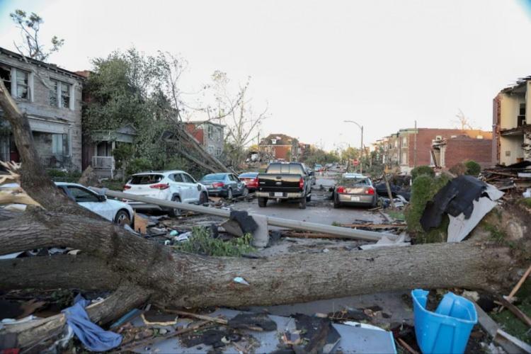 <p>Bu fırtınalar, aynı zamanda Wisconsin'de hortumlara yol açan, Büyük Göller bölgesinde binlerce insanı elektriksiz bırakan ve Teksas'a da bunaltıcı bir sıcak hava dalgası getiren şiddetli hava sisteminin bir parçası.</p>
