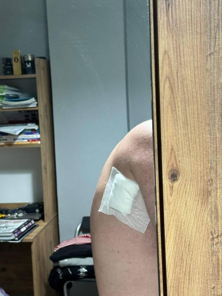 <p>İddiaya göre, teneffüs sırasında bina dışında bulunan ve kimliği henüz belirlenemeyen bir şahıs ile öğrenciler arasında tartışma yaşandı. Tartışmanın ardından öğrenciler sınıfa döndü.</p>