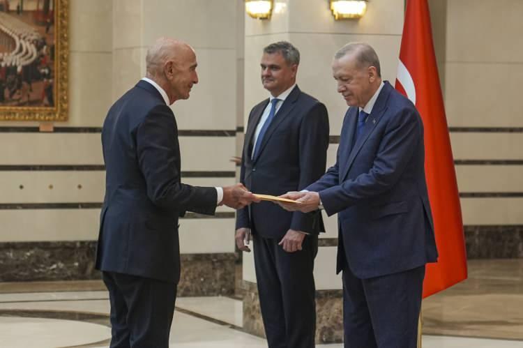 <p>Cumhurbaşkanı Erdoğan'ın ABD Büyükelçisi Barrack ile samimi sohbeti dikkati çekti.</p>