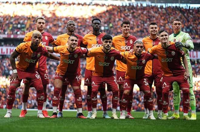 <p>Şampiyonlar Ligi'nde bu sezon başlayan yeni formata göre Galatasaray, bulunduğu torbadan 2 takımla lig aşamasında karşılaşacak. Okan Buruk'un ekibi, diğer 3 torbadan da ikişer takımla eşleşecek ve lig aşamasındaki rakipleri belli olacak.</p>
