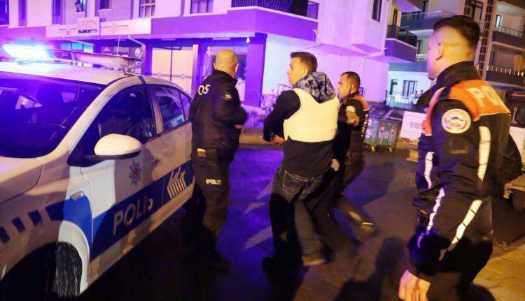 <p>Şahsı ikna edip sakinleştirmek için uzun süre dil döken polis ekiplerine olmadık sözler sarf eden B.İ.,<em><strong> "Hangi biriniz derdime derman oldunuz lan? Lan bırakın lan, Allah’ın oğlu musunuz da derdime derman olacaksınız? Ben cehennemimi oluşturmuşum zaten, siz beni kurtaramazsınız. Sen kimsin ben seni nereden tanıyorum ya? Ya ne konuşacağım da, Allah mısın da ben seninle konuşacağım? Sen bana neyin faydasını sunacaksın da ben seninle konuşacağım?"</strong></em> dedi.</p>
<p> </p>
