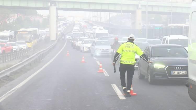 <p>Yola dökülen alçı temizleme çalışmaları nedeniyle D-100 Karayolu yan yol bir süre trafiğe kapatılınca vatandaşlar işlerine yürüyerek gitmek zorunda kaldı. </p>
