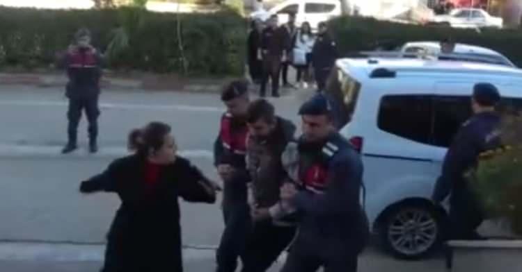 <p>Dumlu emniyetteki sorgusunda ise cinayeti arkadaşı Yüksel Menderes Ürün'ün öldürdüğünü iddia etti. Bu iddia üzerine Ürün'de gözaltına alındı.</p>