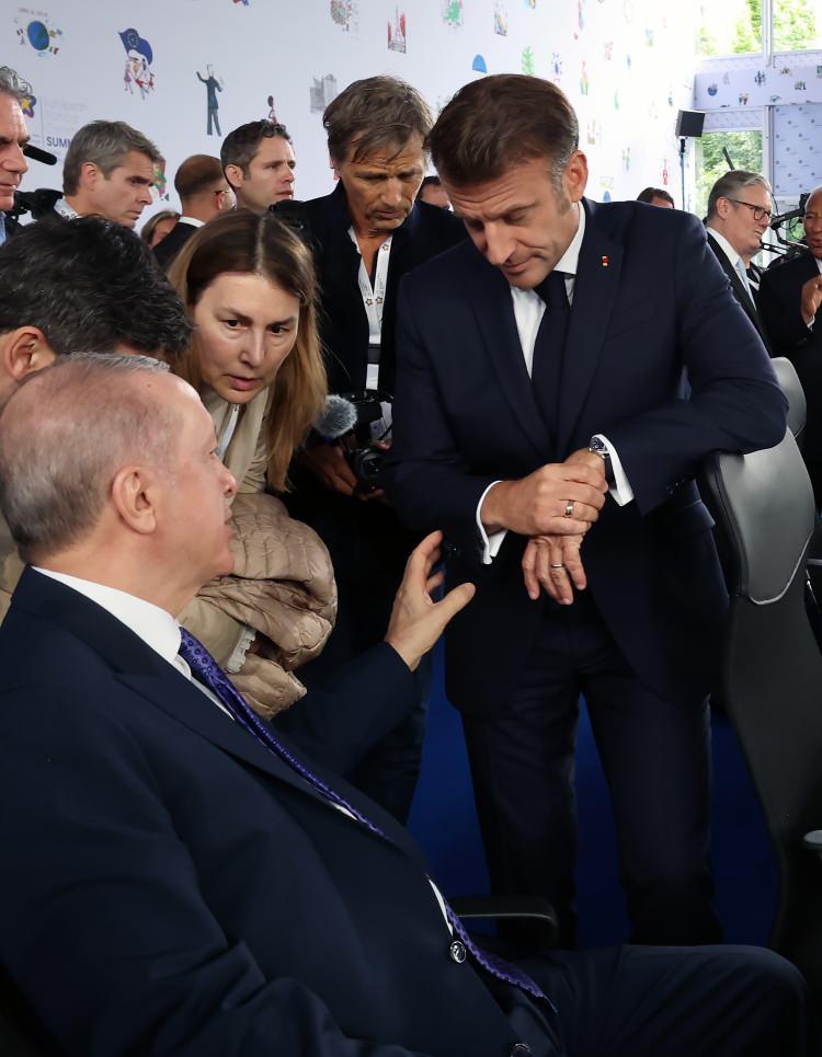 <p>Cumhurbaşkanı Erdoğan'ın Fransa Cumhurbaşkanı Macron ile derin sohbeti ilgi topladı. </p>
