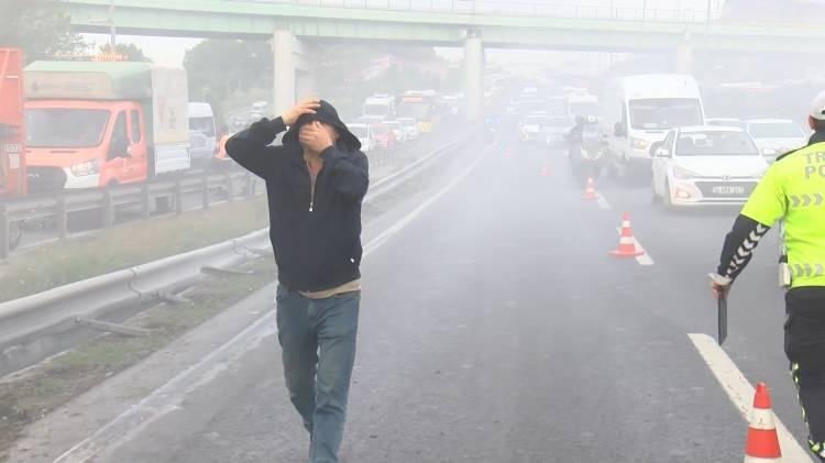 <p>Bazı yayalar ağızlarını ve yüzlerini montları ile kapatırken bazı vatandaşlar da cerrahi maske taktı. </p>
