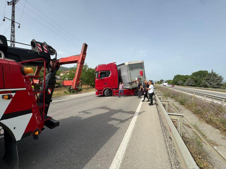 <p>Yalova'dan Bursa yönüne seyir halinde bulunan <strong>48 yaşındaki Bülent Ç.</strong> idaresindeki 61 KN 278 plakalı tır yoldan çıkıp makas attı. </p>
