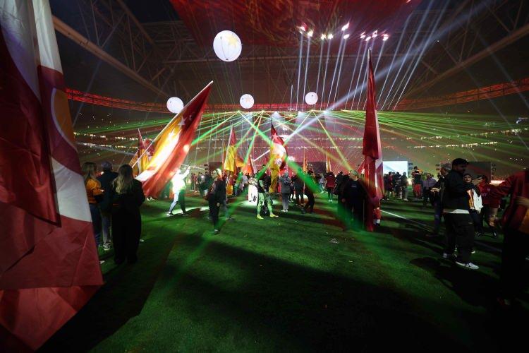 <p>Geri kalan bölümde başka gol olmayınca hakem Ali Şansalan'ın son düdüğüyle birlikte Galatasaray, Süper Lig tarihindeki 25'inci şampiyonluğunu ilan etmiş oldu. Bu bir açıdan, logonun üzerine eklenecek 5. yıldız anlamına geliyor.</p>
