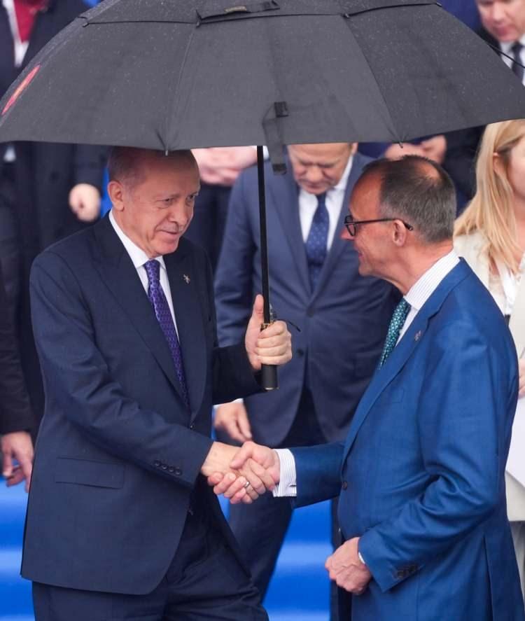 <p>Cumhurbaşkanı Erdoğan, aile fotoğrafı sırasında <span style="color:rgb(67, 67, 67)">Almanya Başbakanı </span>Friedrich<span style="color:rgb(67, 67, 67)"> </span>Merz ile de görüştü. </p>