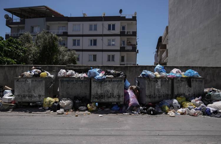 <p>Ali Fuat Cebesoy Mahallesi'ndeki Kooperatif Evleri Pazar Yeri'nde dün kurulan pazarın ardından temizlik yapılmaması nedeniyle de çok miktarda çöp alanda kaldı.</p>
<p> </p>