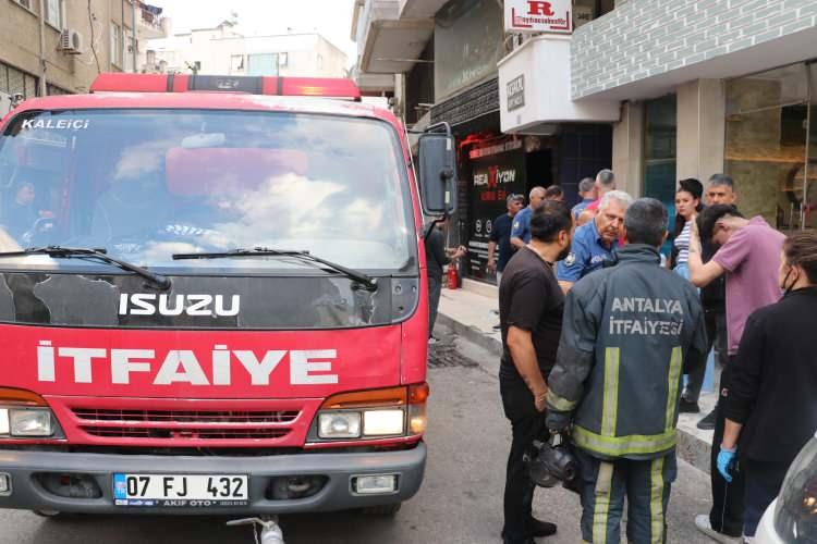 <p><strong>Sesleri duyunca camı kırıp, onları çıkardık. Biri yüzünden, diğerleri de bacaklarından yaralıymış" </strong></p>
