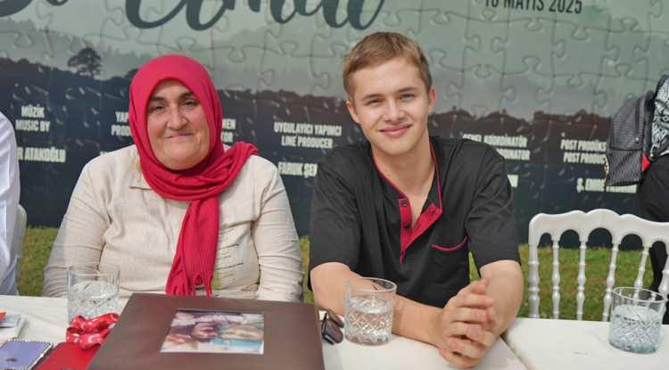 <p><span style="color:#800080"><strong>HİKAYENİN KAHRAMANI GÜLSÜM ANA</strong></span></p>
<p>Film ekibiyle birlikte yapılan basın toplantısında konuşan filmin kahramanı Gülsüm Kabadayı, <em><strong>"Umut vefat ettikten sonra dünyaya bir umut olacak. Benim oğlum insanlığı, sevgiyi, merhameti, paylaşmayı, vicdanı verecek. Sevgi güvercinleri uçacak dünyada, barış olacak. Gerçekten ben buna inanıyorum"</strong></em> dedi.</p>