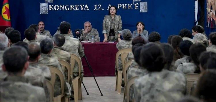 <p>47 yıl önce kurulan terör örgütü PKK, 5-7 Mayıs tarihlerinde yaptığı kongrenin ardından kendisini feshettiğini ve silah bıraktığını ilan etti.<br />
<br />
Yapılan açıklamada, ''PKK’nin Olağanüstü 12. Kongresi PKK mücadelesinin, Kürt sorununu demokratik siyaset yoluyla çözme noktasına getirdiğini, bu yönüyle PKK’nin tarihi misyonunu tamamladığını değerlendirdi. Bu temelde PKK 12. Kongresi, pratikleşme süreci Abdullah Öcalan tarafından yönetilmek ve yürütülmek üzere PKK’nin örgütsel yapısının feshedilmesi ve silahlı mücadele yöntemini sonlandırması kararlarını alarak PKK adıyla yürütülen çalışmaları sonlandırdı'' denildi.<br />
<br />
</p>