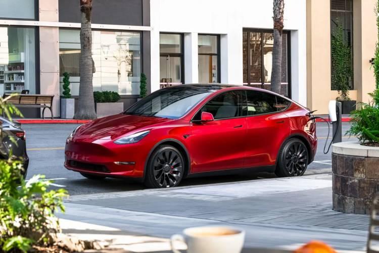 <p><span style="color:#B22222"><strong>Model Y fiyatı ve ÖTV avantajı</strong></span></p>

<p>Tesla Model Y’nin Standart Range (SR) versiyonu, %10 ÖTV diliminde yer alması sayesinde 1 milyon 866 bin 203 TL'den başlayan fiyatlarla satışa sunuldu. Renk ve donanım tercihine göre fiyatlar 1 milyon 909 bin 116 TL’ye kadar yükseliyor.</p>
