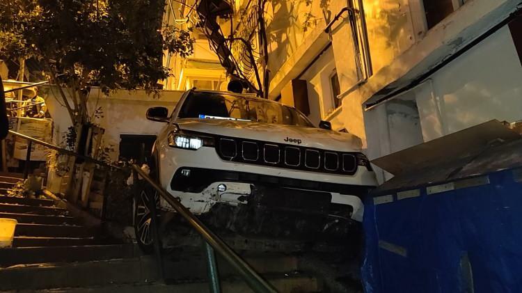<p>Beşiktaş'ta sokakta yokuş aşağı seyrederken bina boşluğuna düşen cip, büyük paniğe neden oldu. Olayda şans eseri yaralanan olmadı.</p>
<p> </p>