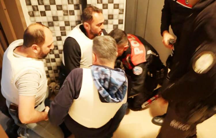 <p>Şahsın odadan çıkması üzerine hem arkadan hem de önden apansız bir müdahalede bulunan polis memurları şahsı anında etkisiz hale getirmeyi başardı.</p>
<p> </p>
<p> </p>
<p>Hemen yere yatırılan şahsa bir yandan ters kelepçe takılırken öte yanda polis memurlarınca üst araması yapıldı. </p>
<p> </p>
<p> </p>
<p>Yakalanmasına rağmen bağırmaya devam eden şahıs kelepçelenip üst aramasından sonra ayağa kaldırıldı.</p>
<p> </p>