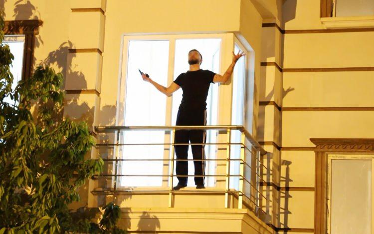 <p>Önce oda içinde bağırıp çağıran şahıs daha sonra eline geçirdiği oyuncak tabancayla pencereye çıkıp bağırmaya başladı.</p>

<p> </p>

<p> </p>

<p>Pencereden bağıran eli tabancalı şahsı gören mahalle sakinleri durumu 112 Acil Çağrı Merkezine bildirdi. </p>
