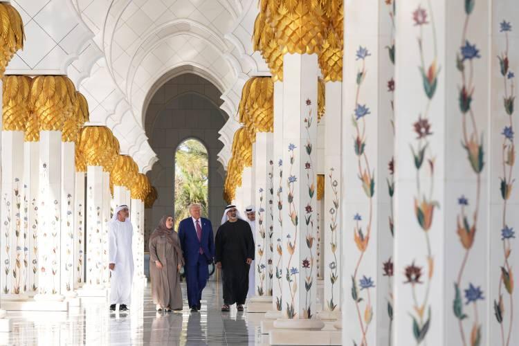 <p><span style="color:#B22222"><strong>TRUMP'TAN ÜLKESİNE ÖVGÜ</strong></span></p>

<p> </p>

<p>Ziyareti için dini alanın kordon altına alınmış olmasına hayret etti.</p>

<p> </p>

<p>"İlk defa camiyi bir günlüğüne kapatıyorlar. Bu doğru mu?Sanırım Birleşik Devletler'in şerefine. Benim şerefime olmasından iyidir. Hadi bunu ülkeye verelim. Bu büyük bir övgüdür."</p>
