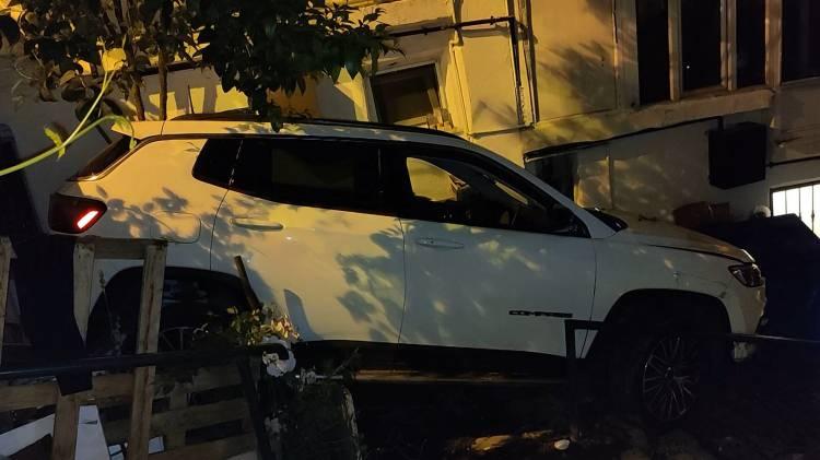 <p><span style="color:rgb(0, 0, 0)">Edinilen bilgiye göre, 01 EOS 88 plakalı cip, sokakta yokuş aşağı ilerlerken sürücüsünün direksiyon hakimiyetini kaybetmesi sonucu bina boşluğuna uçtu. </span></p>