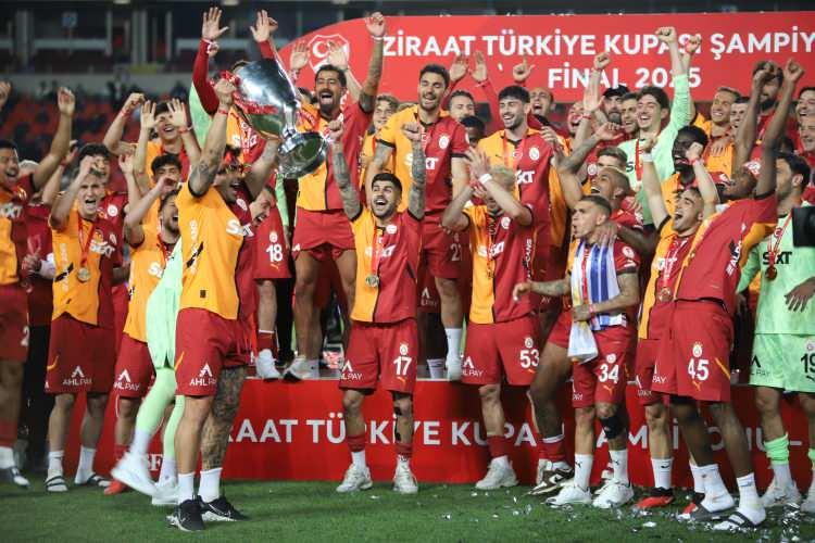 <p>Sarı-kırmızı futbolcular, kupa ile taraftarların bulunduğu tribünlere giderek şampiyonluk sevincini doyasıya yaşadı.</p>